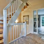 Haus mit Treppe, Steinboden und Blick auf Garten