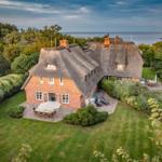 Haus mit Strohdach, Garten und Meerblick