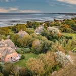 Haus mit Strohdach, Garten und Blick auf die Nordsee.
