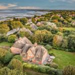 Haus mit Strohdach, Garten und Blick auf Wasser