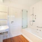 Badezimmer mit Badewanne, Dusche und Waschbecken.