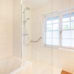 Bad mit Dusche, Badewanne und Fenster