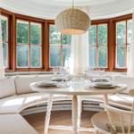 Rundes Esszimmer mit Sitzbank, Holztisch und Pendelleuchte
