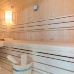 Sauna mit Holzbank und Wasserbucket