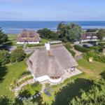 Haus mit Strohdach, Garten und Meerblick