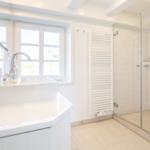Badezimmer mit Dusche, Waschbecken und Fenster