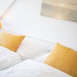 Schlafzimmer mit Bett, Kissen und Lampe