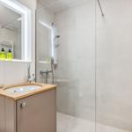 Bad mit Dusche, Waschbecken und Heizkörper
