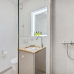 Badezimmer mit Dusche, Waschbecken und Toilette