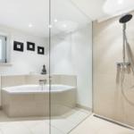 Bad mit Dusche und Badewanne, Fenster und Buddha-Statue