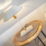 Lampe auf runden Tisch neben Bett
