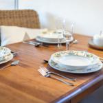 Holztisch mit gedeckten Plätzen und Obstschale