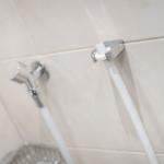 Duschkopf mit Schlauch an Wand montiert