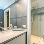 Bad mit Dusche, Toilette und Waschbecken mit Spiegel