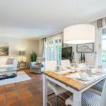 Esszimmer mit Tisch und Stühlen, Wohnzimmer mit Sofa und Fernseher