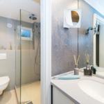Bad mit Dusche, Toilette und Waschbecken