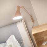 Schlafzimmer mit Nachttisch und Wandlampe