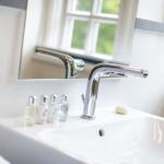 Waschbecken mit Spiegel und Fenster im Badezimmer