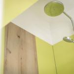 Dusche mit zwei Duschköpfen und gelben Wänden