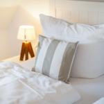 Bettkopfteil mit Kissen und Nachttischlampe