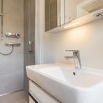 Bad mit Dusche, Waschbecken und Spiegelschrank