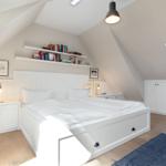 Schlafzimmer mit Dachschrägen, weißem Bett und Bücherregal.
