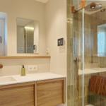 Badezimmer mit Dusche, Waschbecken und Fenster