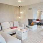 Wohnzimmer mit Sofa, Kamin und Essbereich