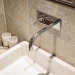 Hochwertige Waschbecken mit modernem Wasserhahn und grauen Fliesen.
