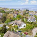 Dorf mit Strohdächern und Blick aufs Meer