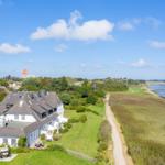 Haus mit Garten, Blick auf Watt und Kirche