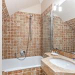 Badezimmer mit Badewanne, Dusche und Waschtisch