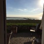 Terrasse mit Sitzgelegenheiten und Meerblick.