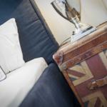 Sofa mit Kissen und Koffer mit Union Jack-Muster.