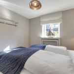Schlafzimmer mit Bett, Fenster und Decke.