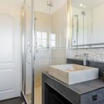 Bad mit Dusche, Waschbecken und Spiegelschrank
