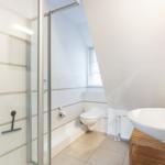 Badezimmer mit Dusche, Toilette und Waschbecken