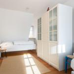 Zimmer mit zwei Betten, Schrank und Holzboden