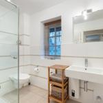 Badezimmer mit Dusche, Toilette und Waschbecken