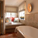 Bad mit Badewanne, Fensterbank und Sauna