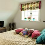 Schlafzimmer mit Bett, Fenster und Fernseher