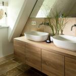 Doppelwaschbecken mit Holzunterschrank und Dachfenster