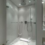 Dusche mit Glaswand, Duschkopf und Handbrause