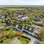Haus mit Strohdach und Garten in ländlicher Umgebung