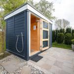 Außenliegende Sauna mit Dusche im Garten