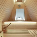 Sauna mit Holzbank, Eimer und Fenster