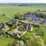 Haus mit Dachstuhl und Garten in ländlicher Umgebung