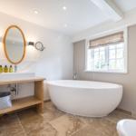 Bad mit freistehender Badewanne, Waschbecken und Fenster