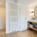 Badezimmer mit Dusche, Waschbecken und Badewanne.