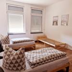 Schlafzimmer 1 mit 2 Einzelbetten und Couch...